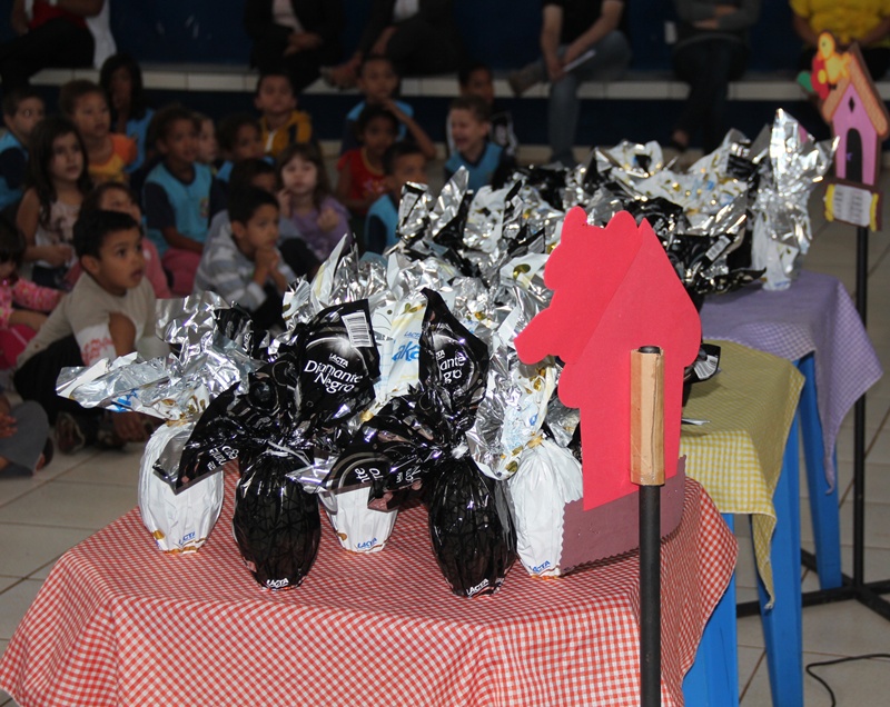 Prefeito entrega Ovos de Páscoa nas escolas municipais